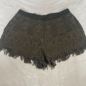 Crotchet army green shorts